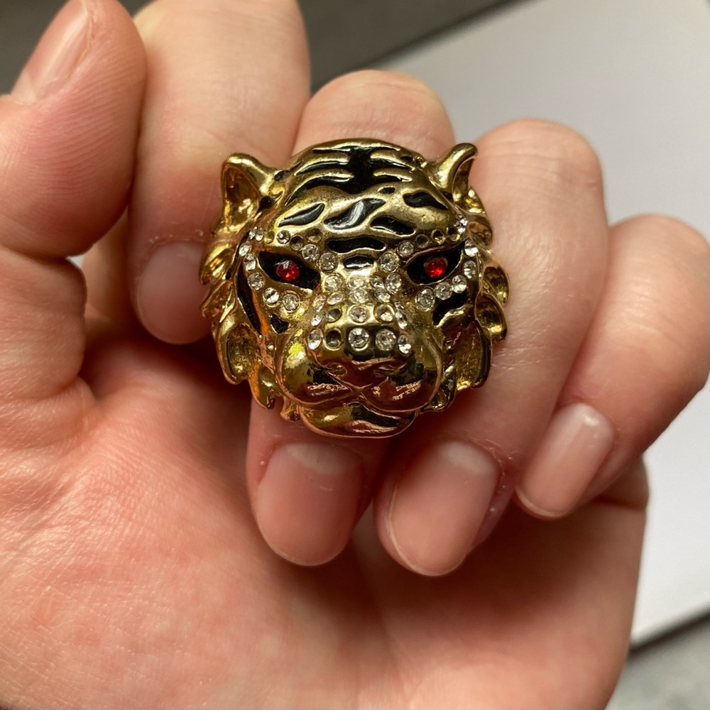 Gold tiger ring with gems